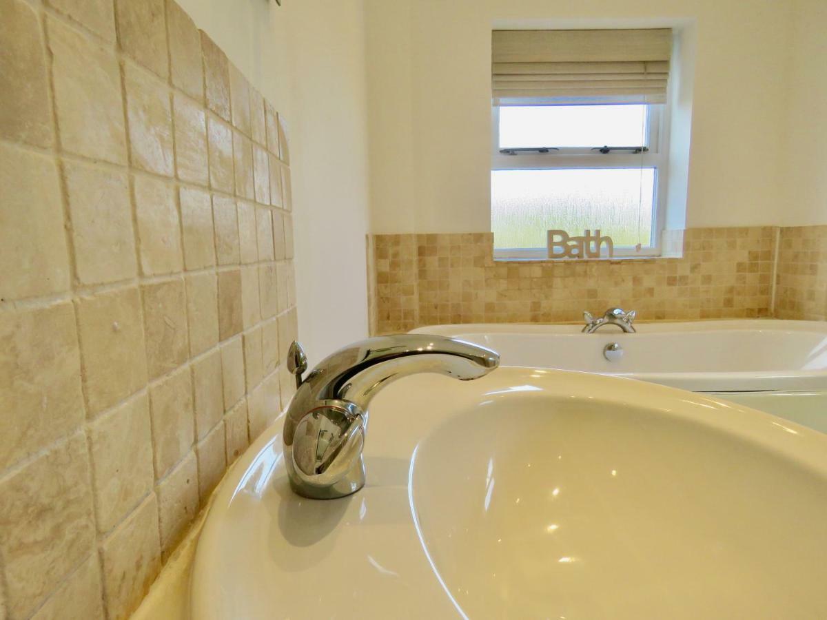 Lyndale House - Exclusive Use, Self Catering, Fpventures Stroud Villa Stroud  Luaran gambar